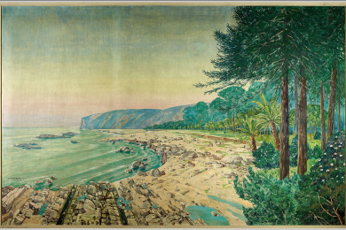 Zu sehen ist eine Küstenlandschaft. Links das Meer, vorne und mittig der Strand mit Gesteinen, rechts Bäume und blühende Pflanzen, im Hintergrund aufragende Felsen.
