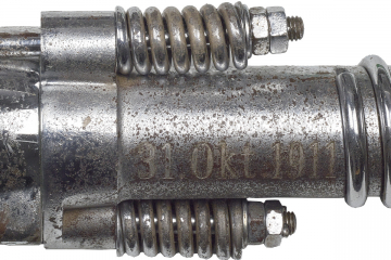 Detailansicht des 20000. Bohrhammers. Gravur des Datums auf dem unteren Teil des Zylinders.