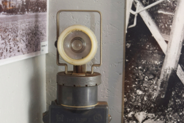Eine Grubenlampe in einer Vitrine