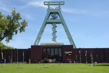 Aussenansicht des Museumsgebäudes mit Förderturm
