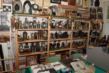 ein Regal mit Grubenlampen